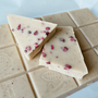 Chocolates-From-Heaven-BIO-ryzova-bila-VEGAN-cokolada-s-malinami-39%. Jemná rýžová čokoláda vhodná pro vegany. Bez laktózy a bez lepku.