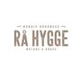 Ra Hygge, logo společnosti, která vyvinula kombinaci kávy s betaglukany, které snižují negativní účinky na lidský organismus.